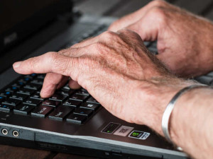 aregiving service-caregivigfor you.com-old hands typing